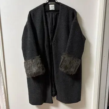 퍼 달린 다크 그레이 롱 코트