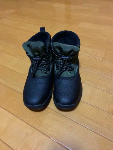 KRAFTMAYER 블랙과 그린의 하이컷 부츠