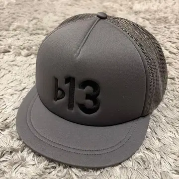 FLAT THIRTEEN Short-brimmed cap