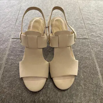 베이지 슬링백 샌들 중간 힐