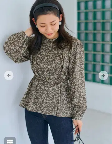 COHINA 스몰 플라워 개더 블라우스 브라운