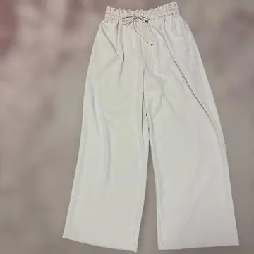 연한 핑크색 팬츠