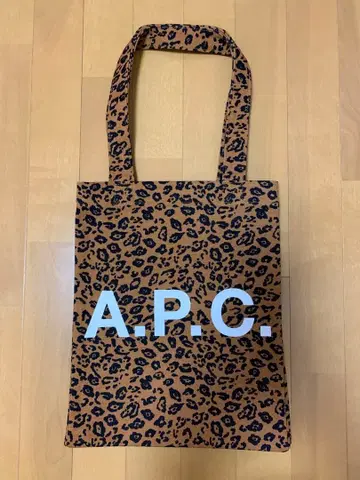A.P.C. 레오파드 무늬 토트백