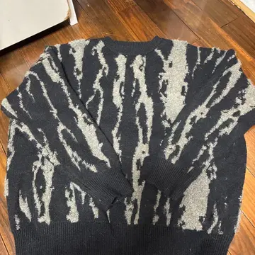 블랙과 그레이의 니트 스웨터