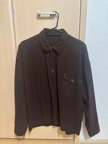 브라운 긴팔 셔츠 포켓 부착