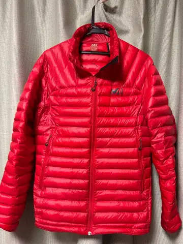 빨간색 라이트 다운 자켓