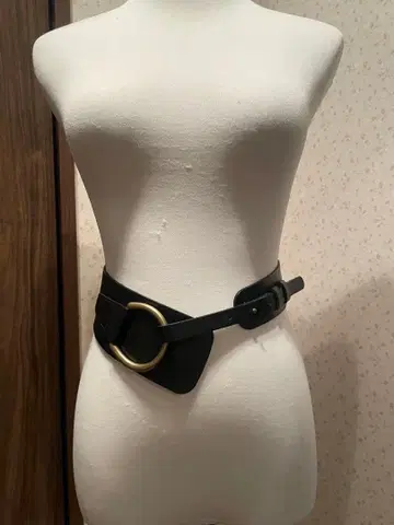 블랙 가죽 벨트, 큰 금속 링 포함