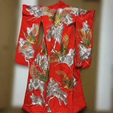 럭셔리한 주홍색에 학의 금은색 자수 큐빅 장식 이로 우치카케