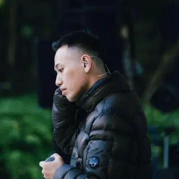 래퍼 JJJ 착용 CP 컴퍼니 다운 자켓