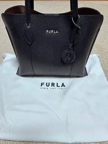 FURLA 블랙 가죽 토트백
