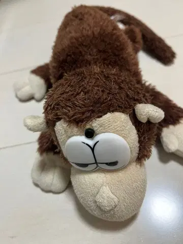 유니크한 표정의 원숭이 웃는 봉제 인형