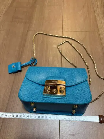 파란색 가죽 숄더백 골드 금장 장식