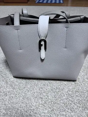 FURLA 그레이 가죽 토트백 지퍼 포함