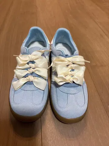 리본 포함 라이트 블루 스니커즈