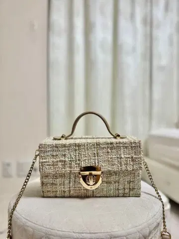 베이지 트위드 핸드백 골드 금장 장식 DIANA