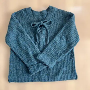 리본 포함 블루 계열 니트 스웨터
