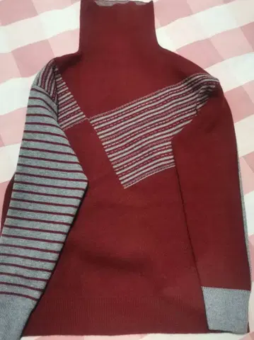 터틀넥 니트 빨간색과 그레이 스트라이프