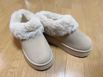 베이지 퍼 포함 어그 부츠 24.5