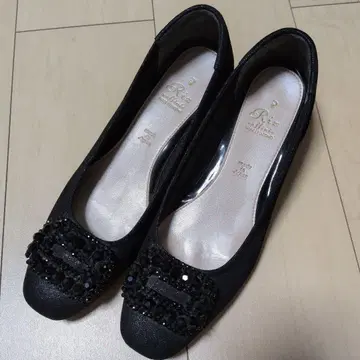 Riz 비쥬 장식 블랙 펌프스
