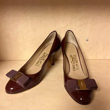 미사용 새상품 페라가모 CARLA 70 리본 펌프스 버건디