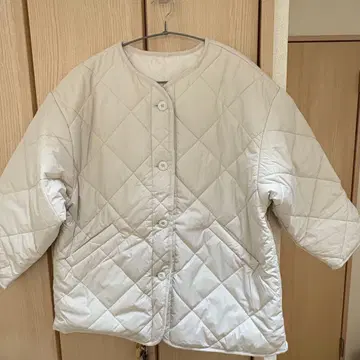 화이트 퀼팅 자켓