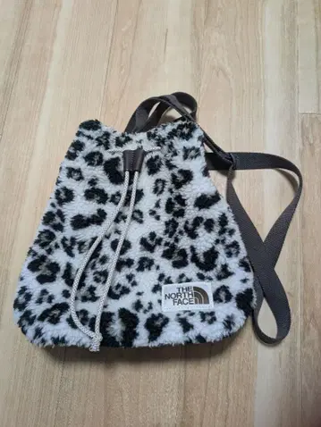 새상품급 THE NORTH FACE 레오파드 무늬 숄더백 복조리형