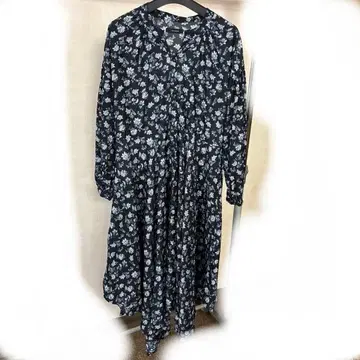 블랙 베이스 꽃무늬 긴팔 미디 원피스