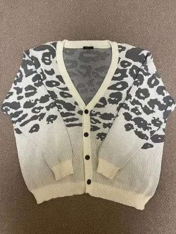 레오파드 무늬 가디건 아이보리 그레이