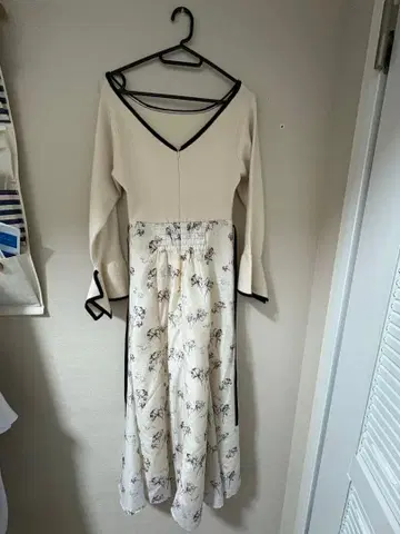 크림색 V넥 꽃무늬 롱 원피스