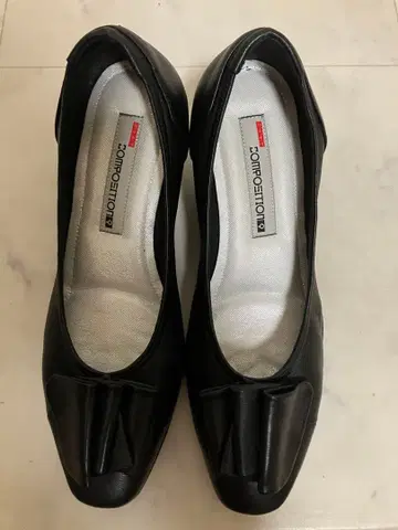 COMPOSITION 블랙 소가죽 웨지 힐 펌프스