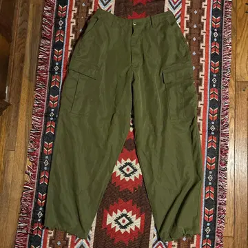 올리브 카고 팬츠 포켓 부착