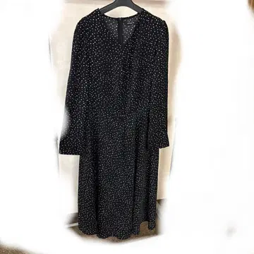 블랙과 화이트 도트 무늬 V넥 원피스