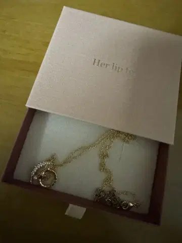 Her lip to 골드 체인 목걸이