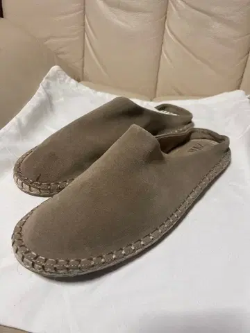 아카니시 착용 슬립온