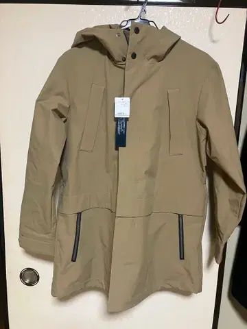 베이지 후드 부착 다운 자켓