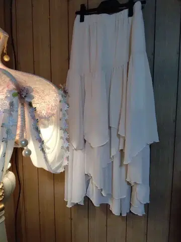 프릴 달린 크림색 롱 스커트