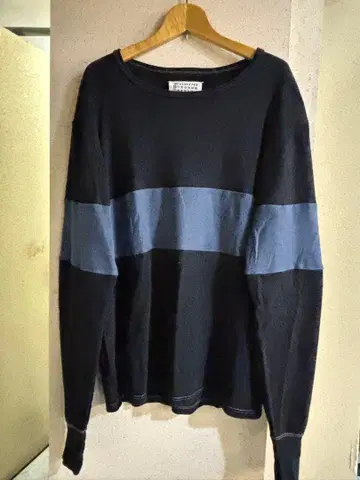 블랙과 파랑 스트라이프 긴팔 티셔츠