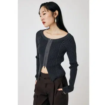 리브 지퍼 상의 블랙