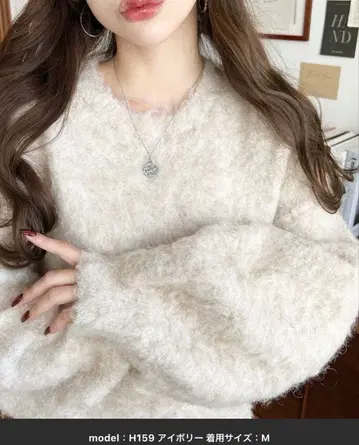 새상품 moment+ 크루넥 사이드 슬릿 부클레 샤기 니트 풀오버