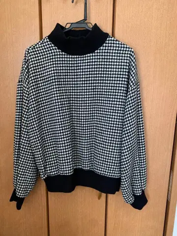 하운드 투스 패턴 터틀넥 니트