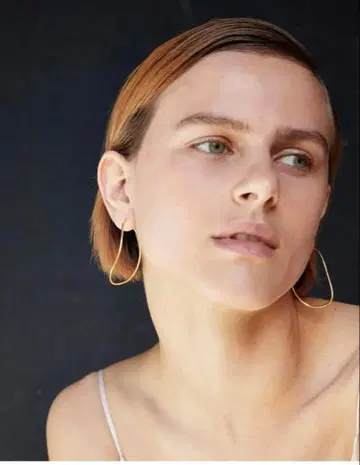 BAR JEWELLERY 골드 커브 귀걸이