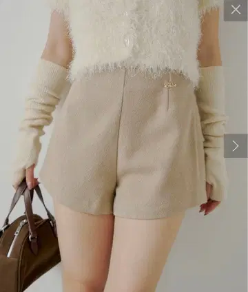 Chico(치코) 브로치 포함 컴팩트 숏팬츠