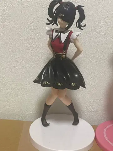 블랙과 빨간색 드레스 피규어