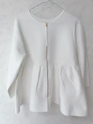 새상품급 UNFILO VERY 콜라보 2WAY 페플럼 가디건 화이트