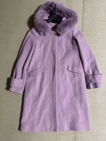 연보라색 퍼가 달린 롱 코트