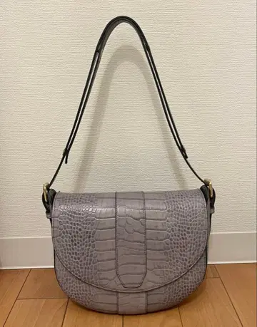 [ 새상품 ] IACUCCI 이 가죽 엠보 숄더백 라이트 그레이