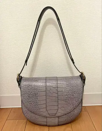 [ 새상품 ] IACUCCI 이 가죽 엠보 숄더백 라이트 그레이