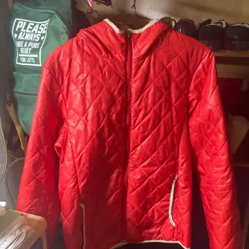 빨간색 퀼팅 후드 부착 다운 자켓