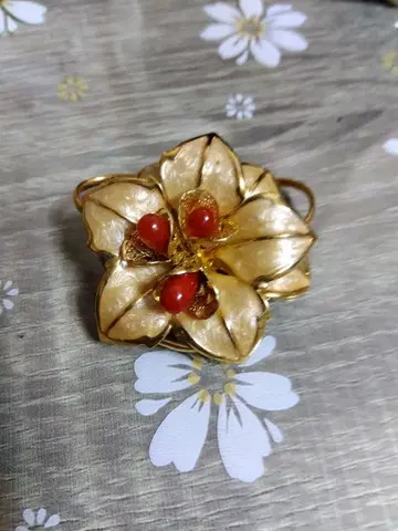 꽃 모티브 브로치 골드 컬러 빨간색