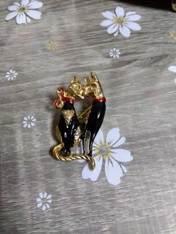 고양이 브로치 블랙과 금 에나멜 마감